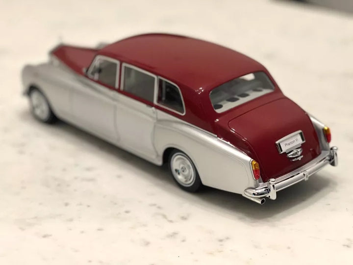 Kyosho Rolls Royce Phantom 1/18 VI EWB 1968 Silver Red Diecast Model by Kyosho 08905SR